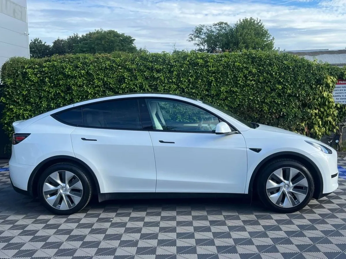 Tesla Model Y 60.5 KWH RWD // PANORAMIC SUNROOF // - Image 3