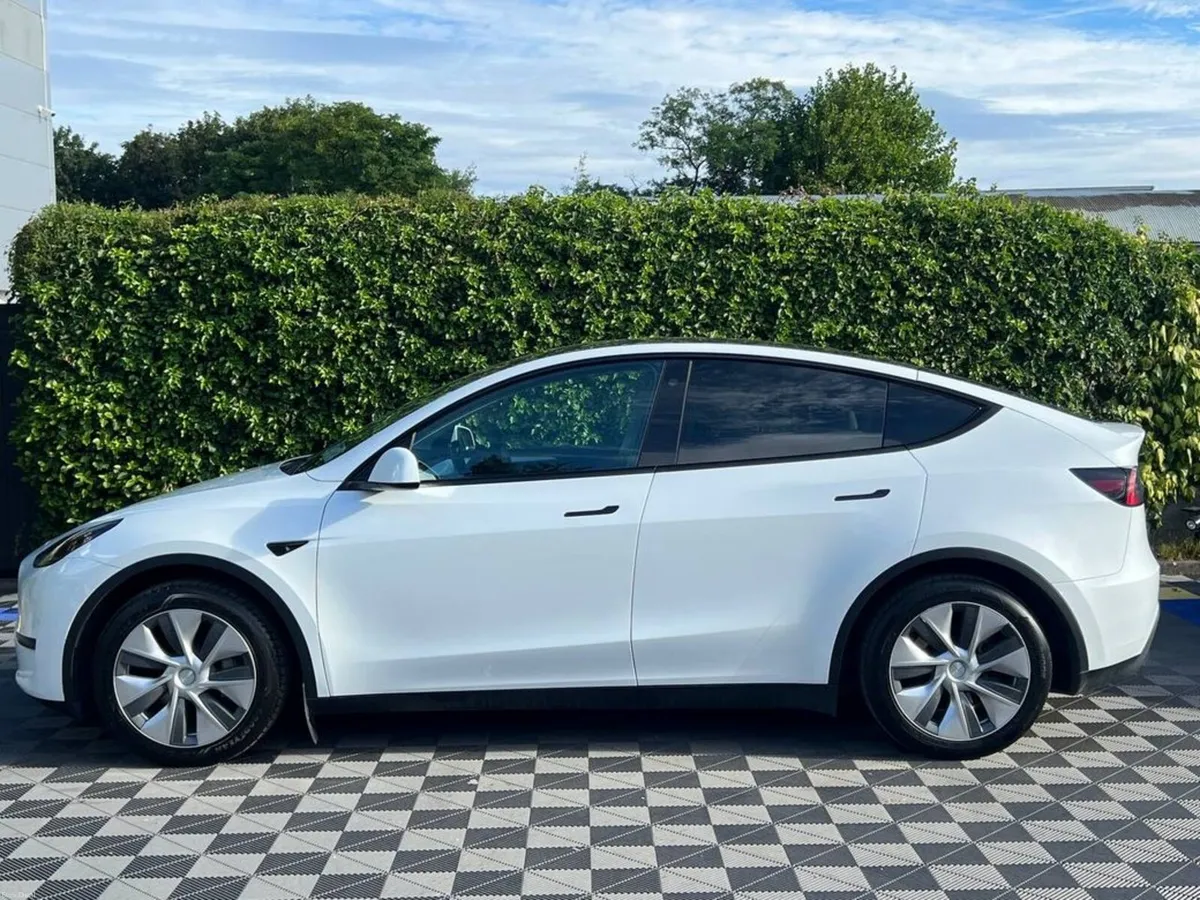 Tesla Model Y 60.5 KWH RWD // PANORAMIC SUNROOF // - Image 4