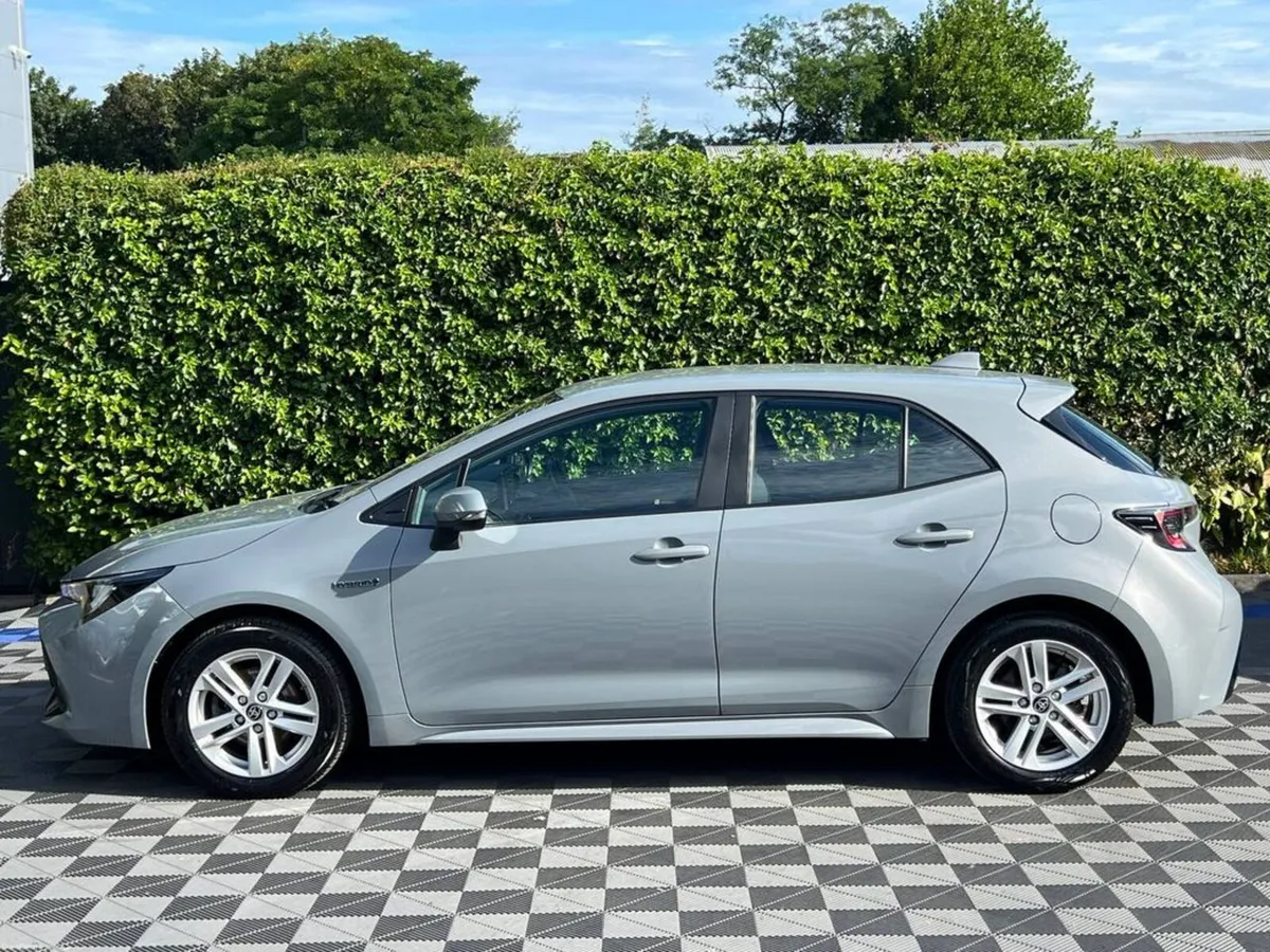 Toyota Corolla ICON 1.8 HYBRID AUTO // APPLE CARPL - Image 3