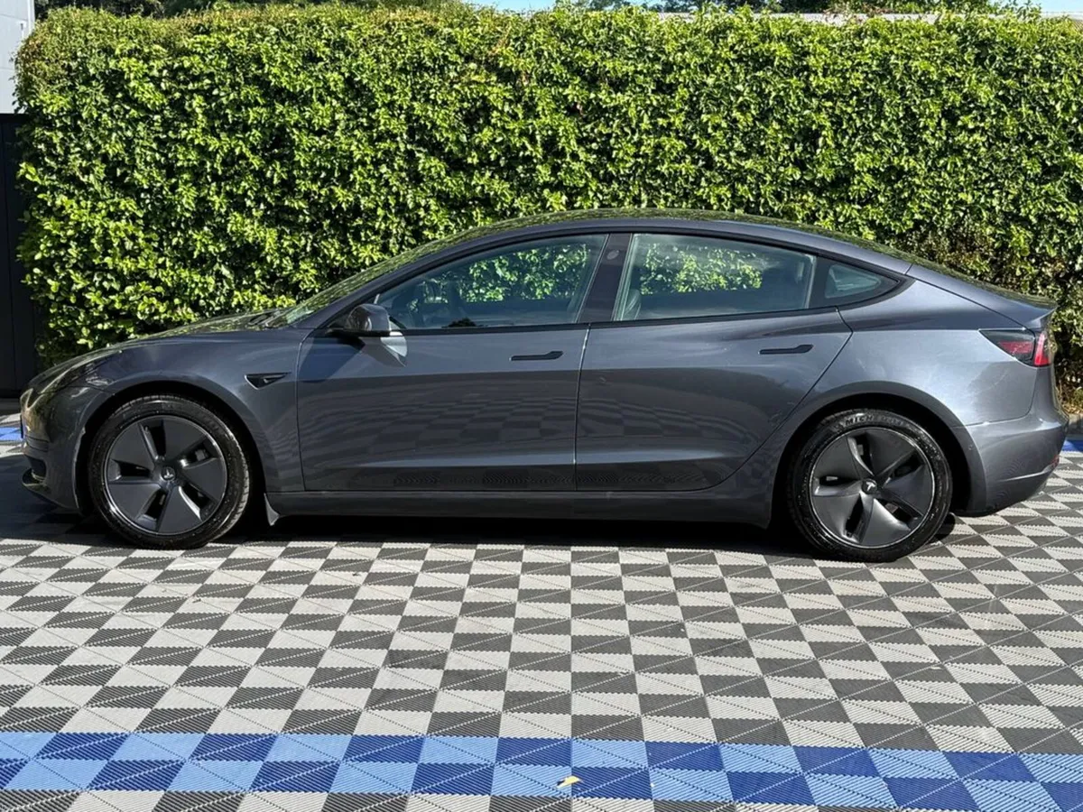 Tesla Model 3 PLUS RWD 60.5KWH // PANORAMIC SUNROO - Image 4