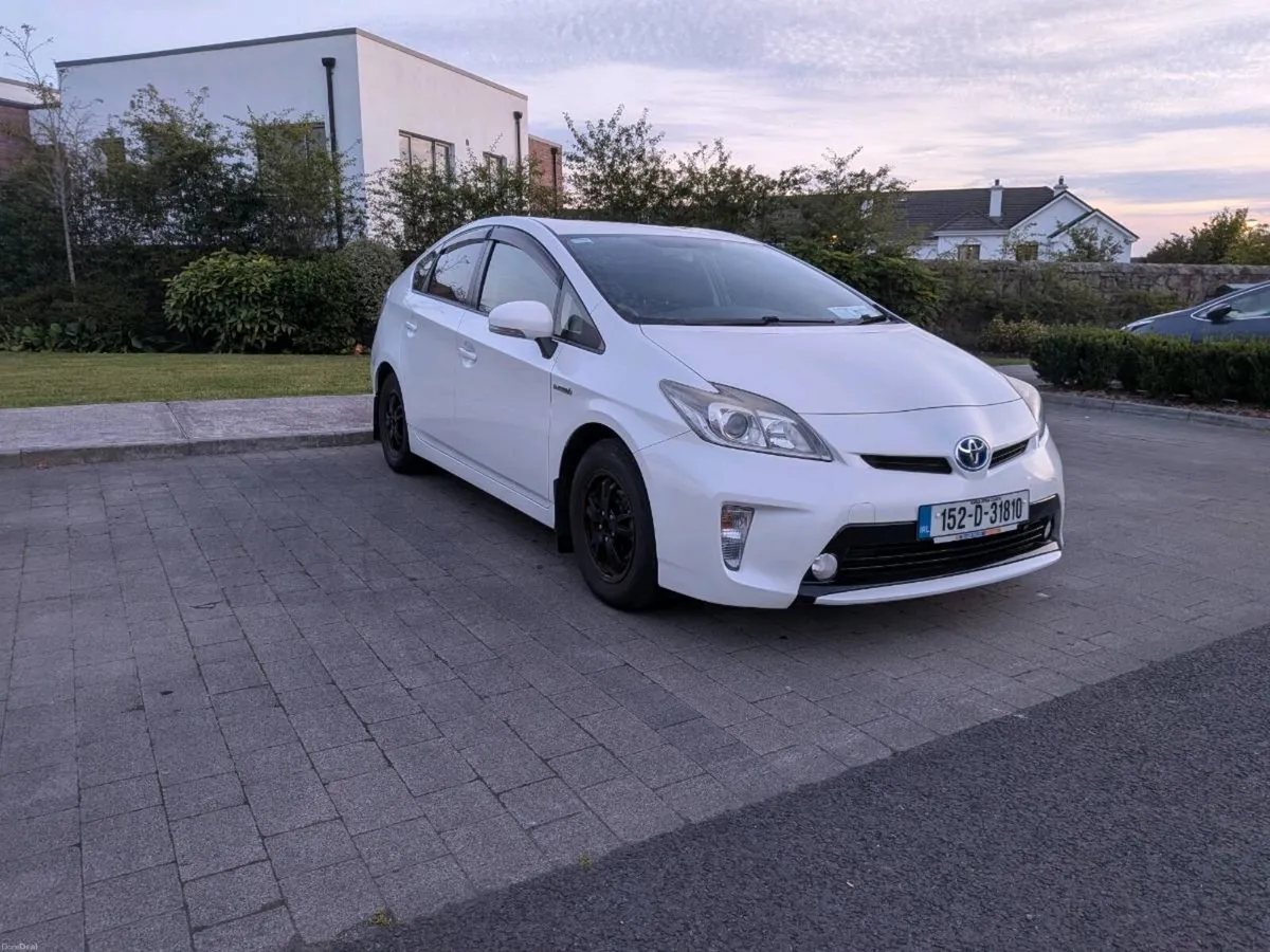 Toyota Prius 2015 ( low mileage) - Image 2