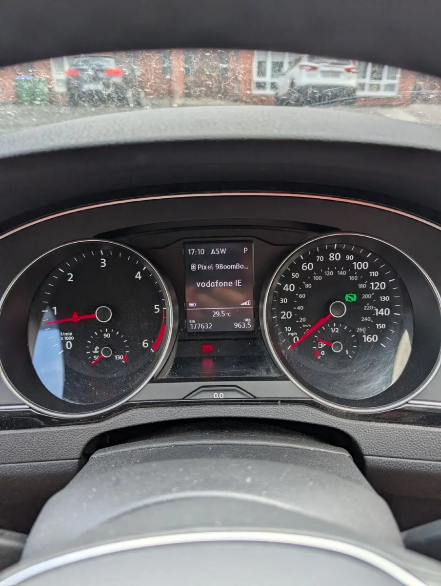 Volkswagen Passat 2017 - Image 2