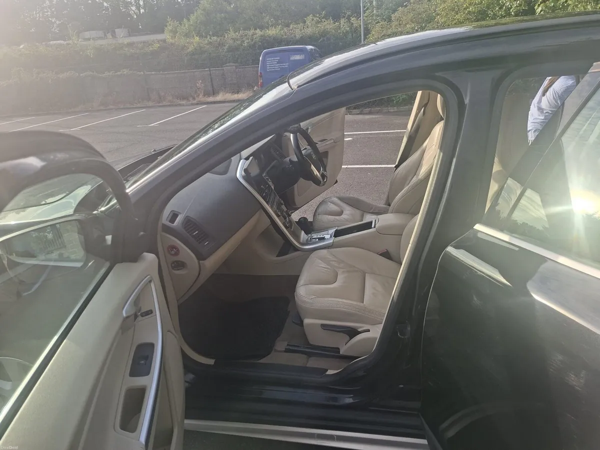 Volvo XC60 2011 2 Diesel Automatic 213000km - Image 6