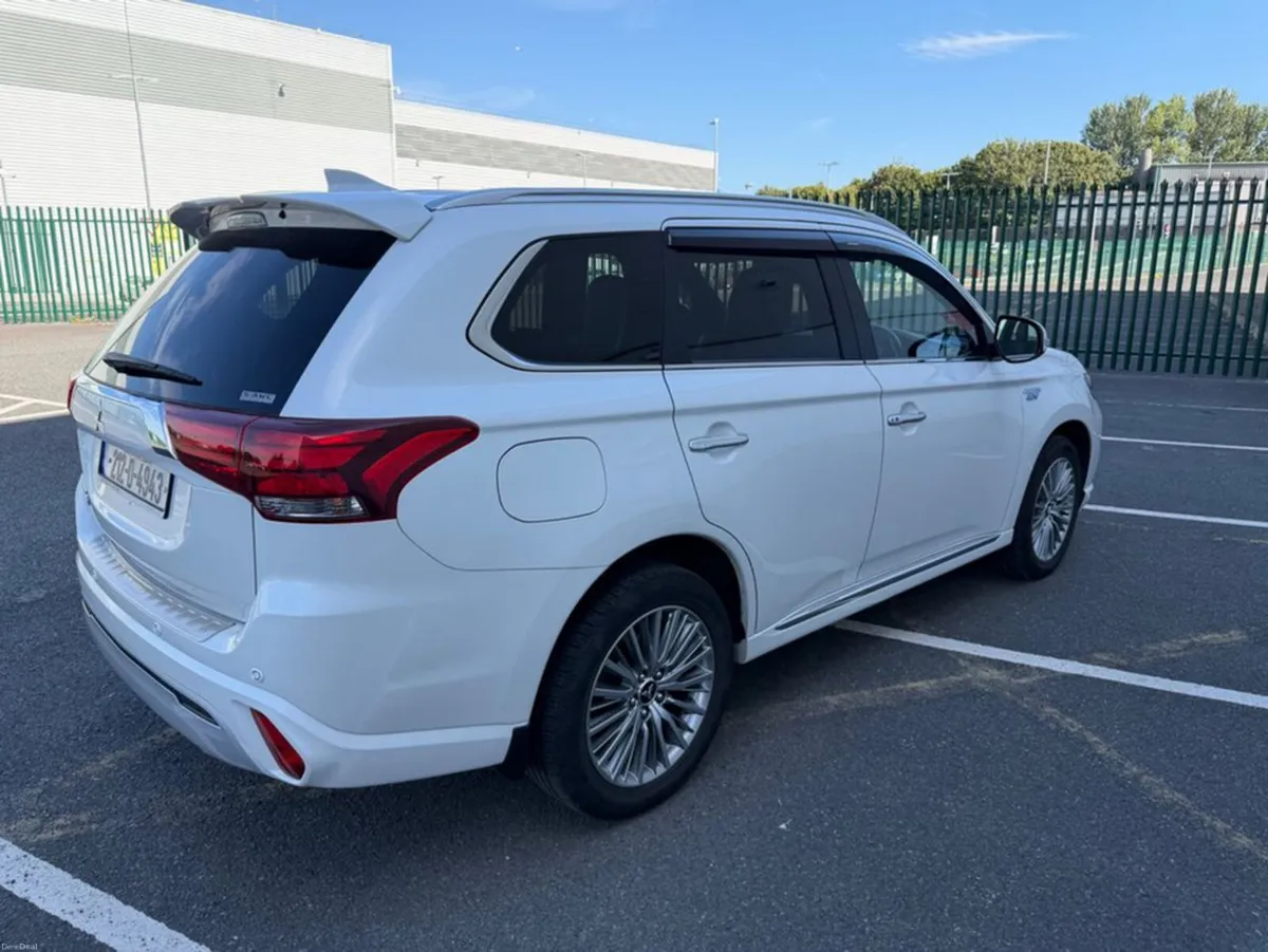 Mitsubishi Outlander Only 29k KM, PLUG IN HYBRID, - Image 5