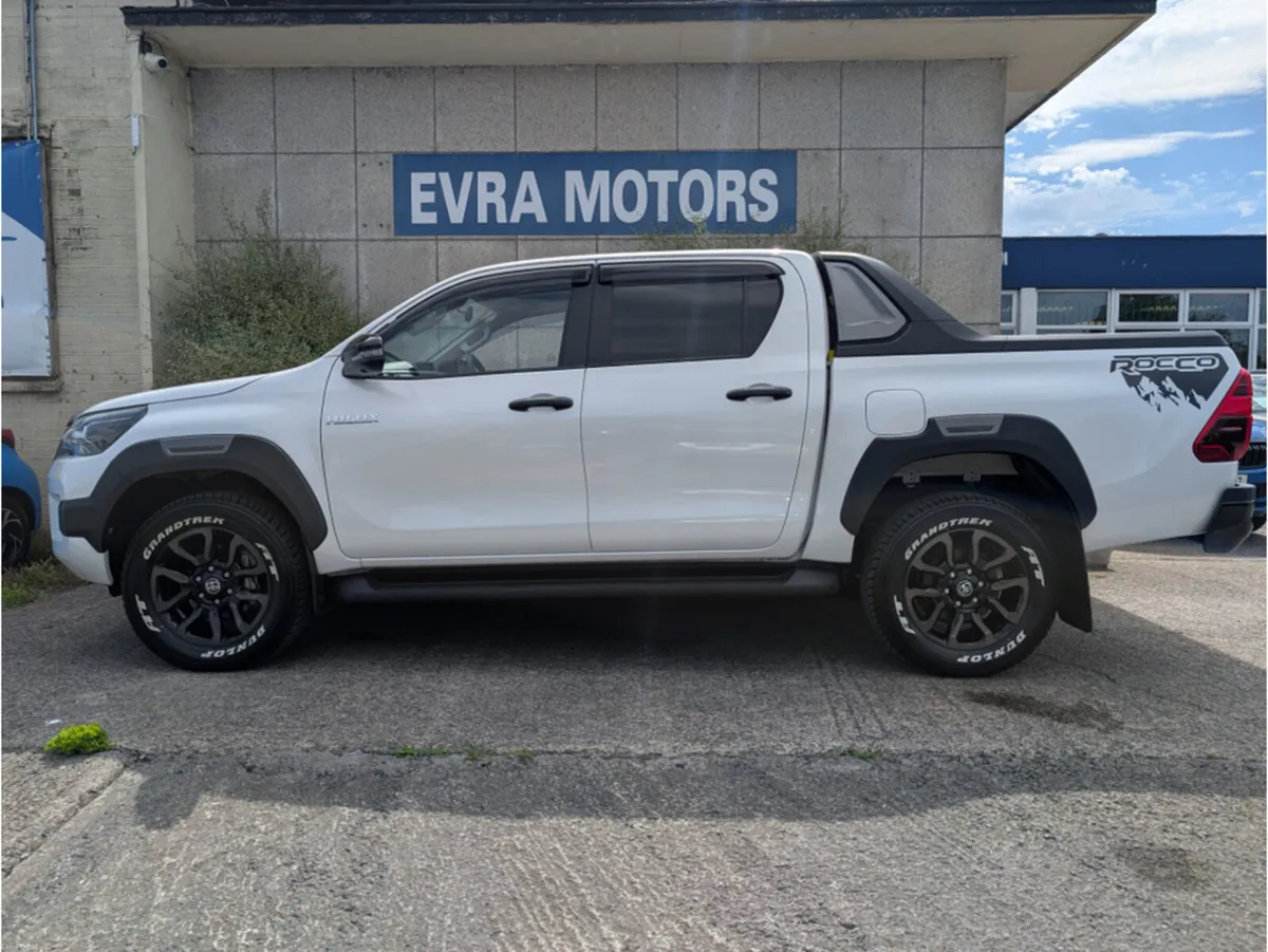 Toyota Hilux Z 4WD REVO ROCCO EDITION AUTOMATIC 2. - Image 4