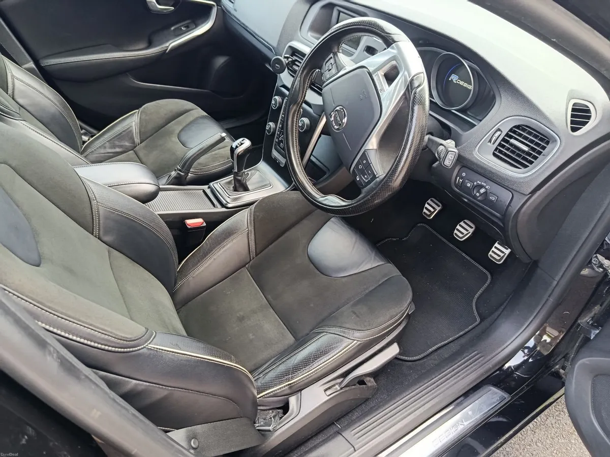2017 Volvo V40 - Image 4