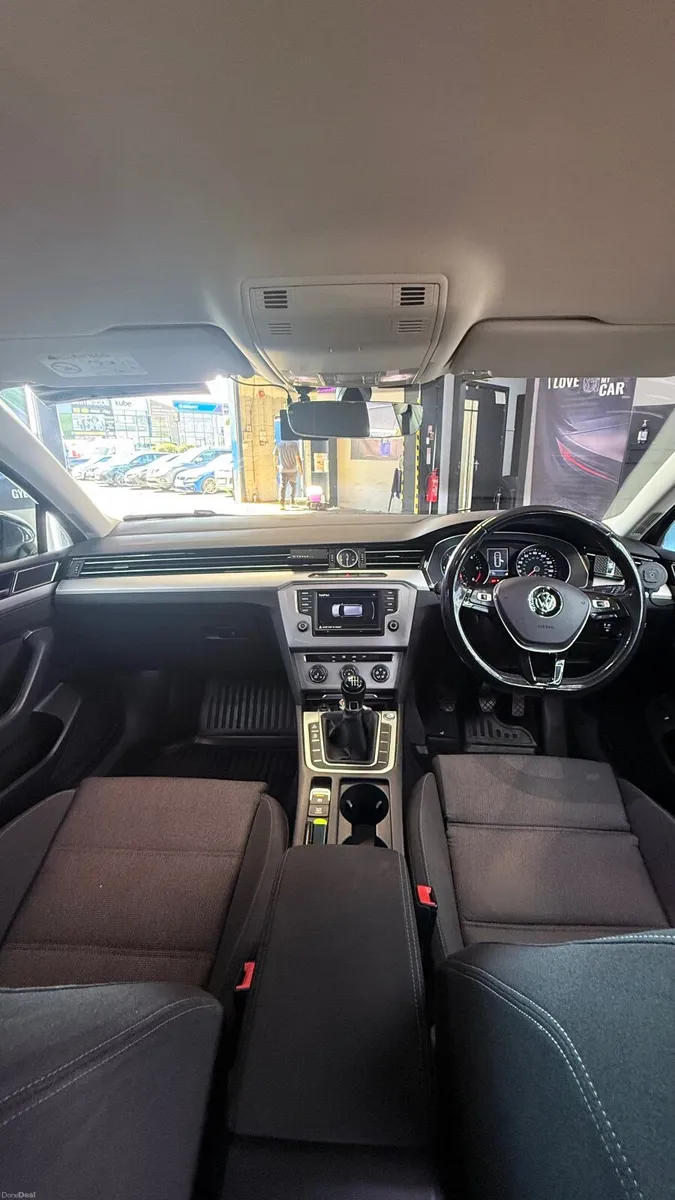 Volkswagen Passat 2016 - Image 2