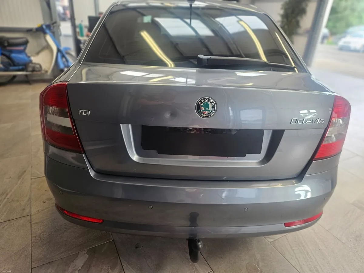 13 SKODA OCTAVIA AUTOMATIC 1.6 DIESEL - Image 4