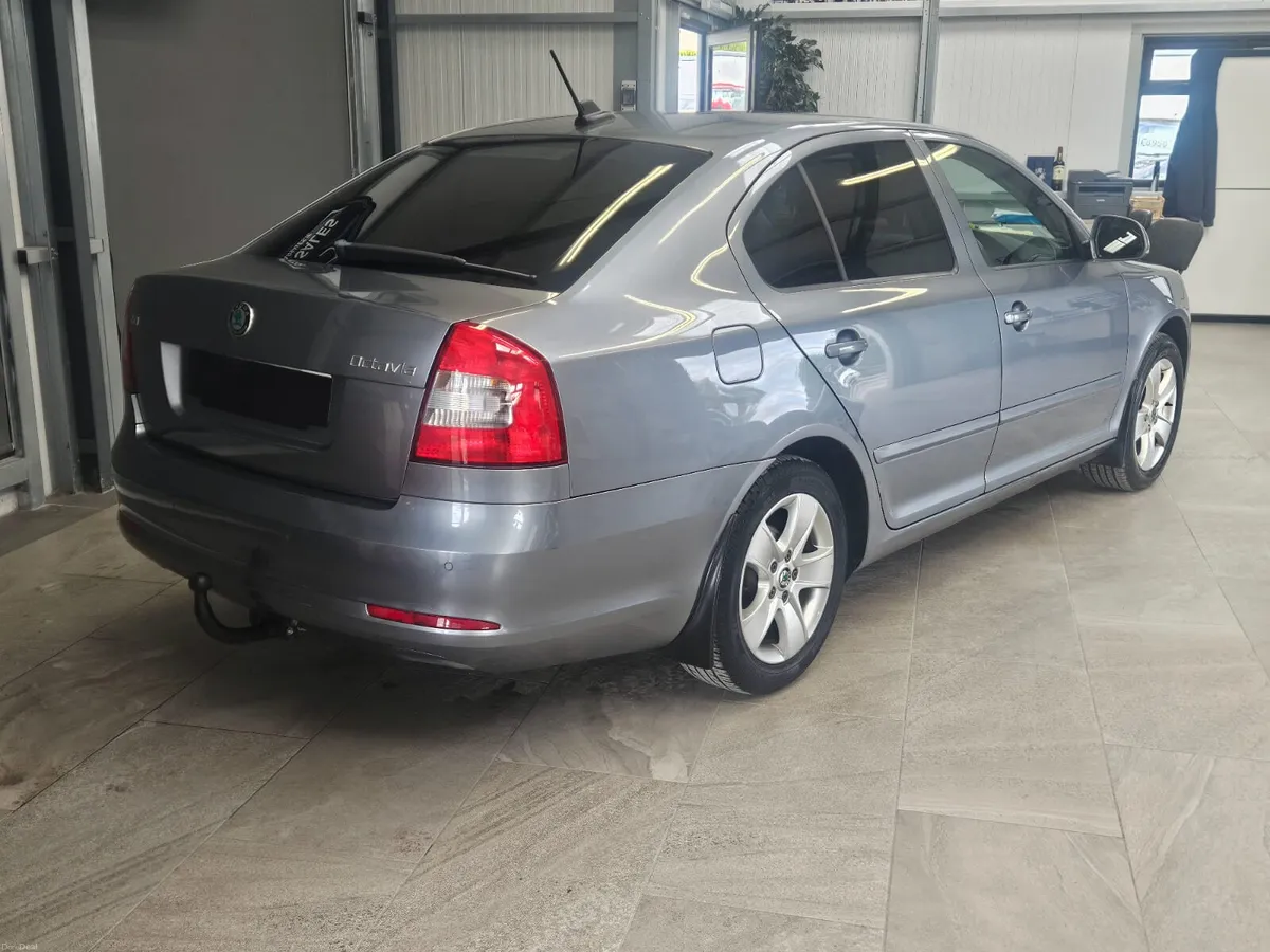 13 SKODA OCTAVIA AUTOMATIC 1.6 DIESEL - Image 3