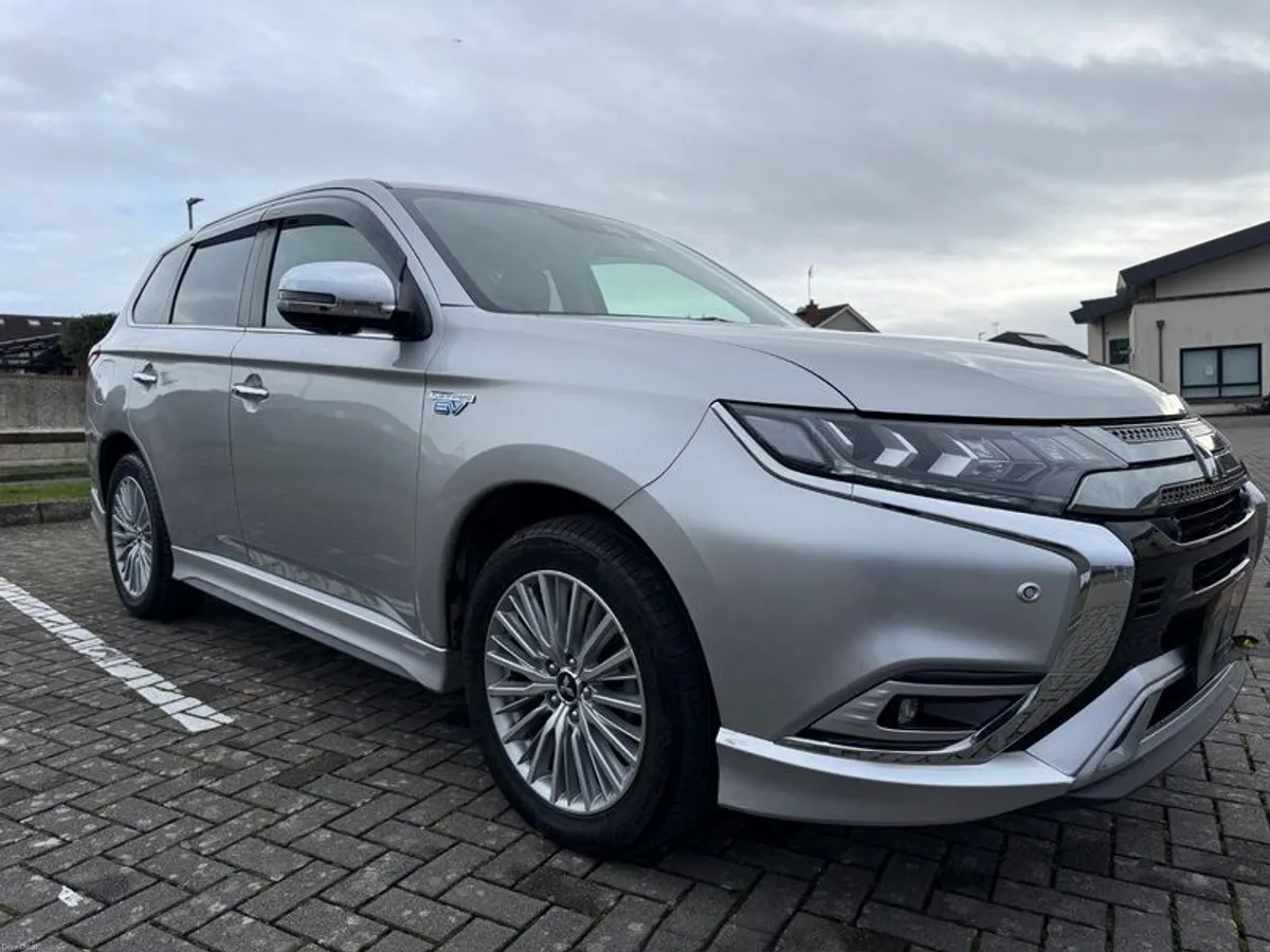 2018 Mitsubishi Outlander - Image 3