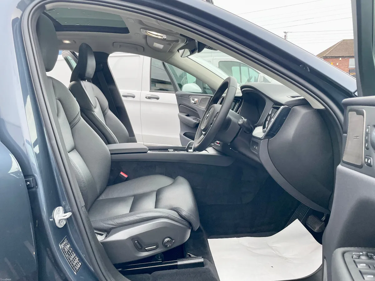 Volvo XC60 T6 Recharge PlusDark PHEV AWD Auto,2024 - Image 5
