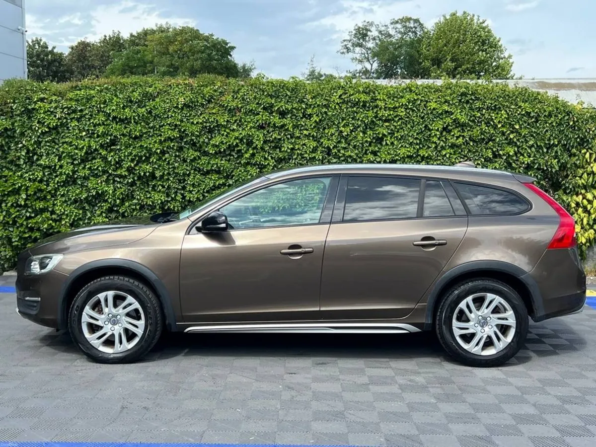 Volvo V60 CROSS COUNTRY D4 CLASSIC 2.0 D AUTO // S - Image 3