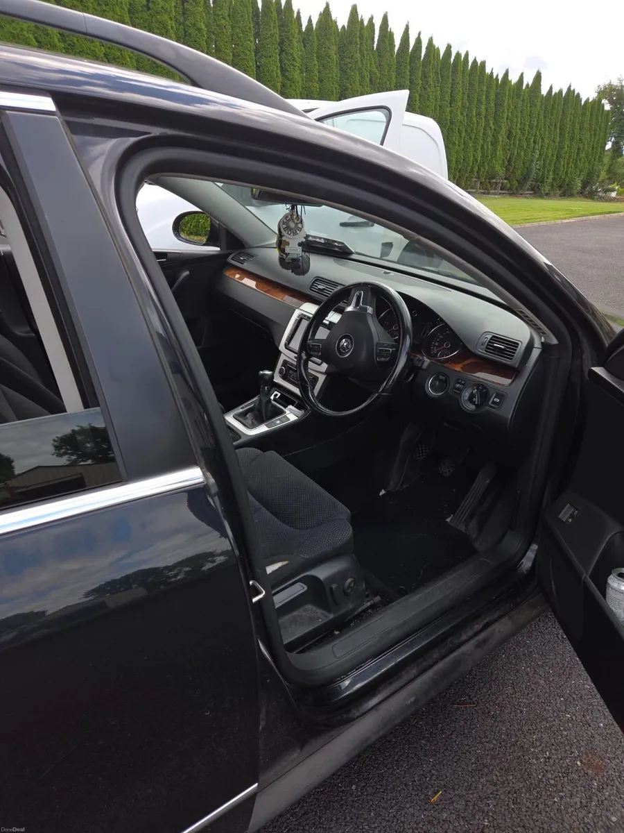 Volkswagen Passat 2010 - Image 1