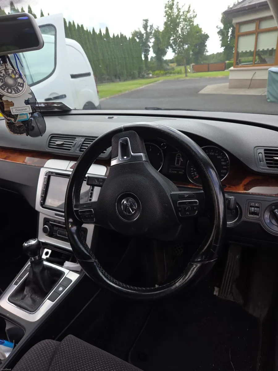 Volkswagen Passat 2010 - Image 6