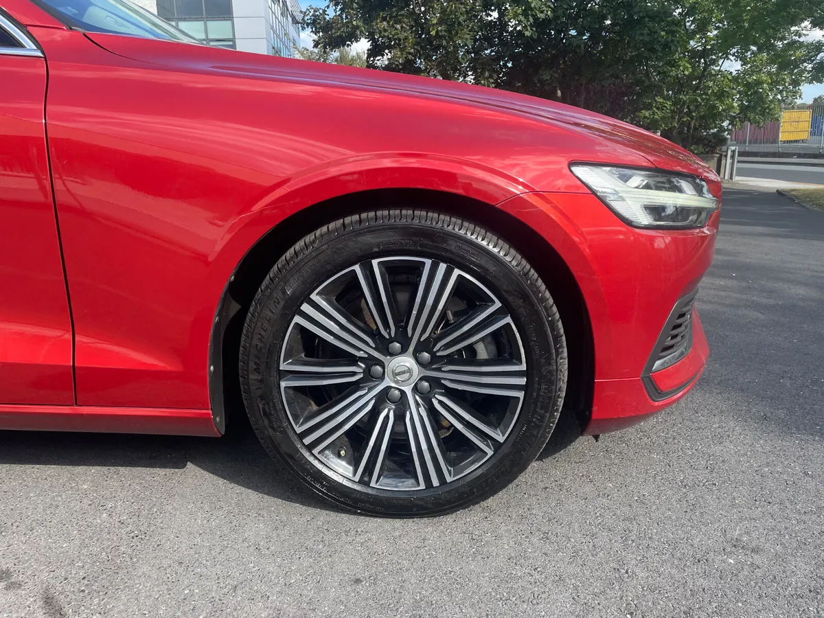 V60-PHEV-INSCRIPTION-APPLE PLAY-AWD-140TAX - Image 2