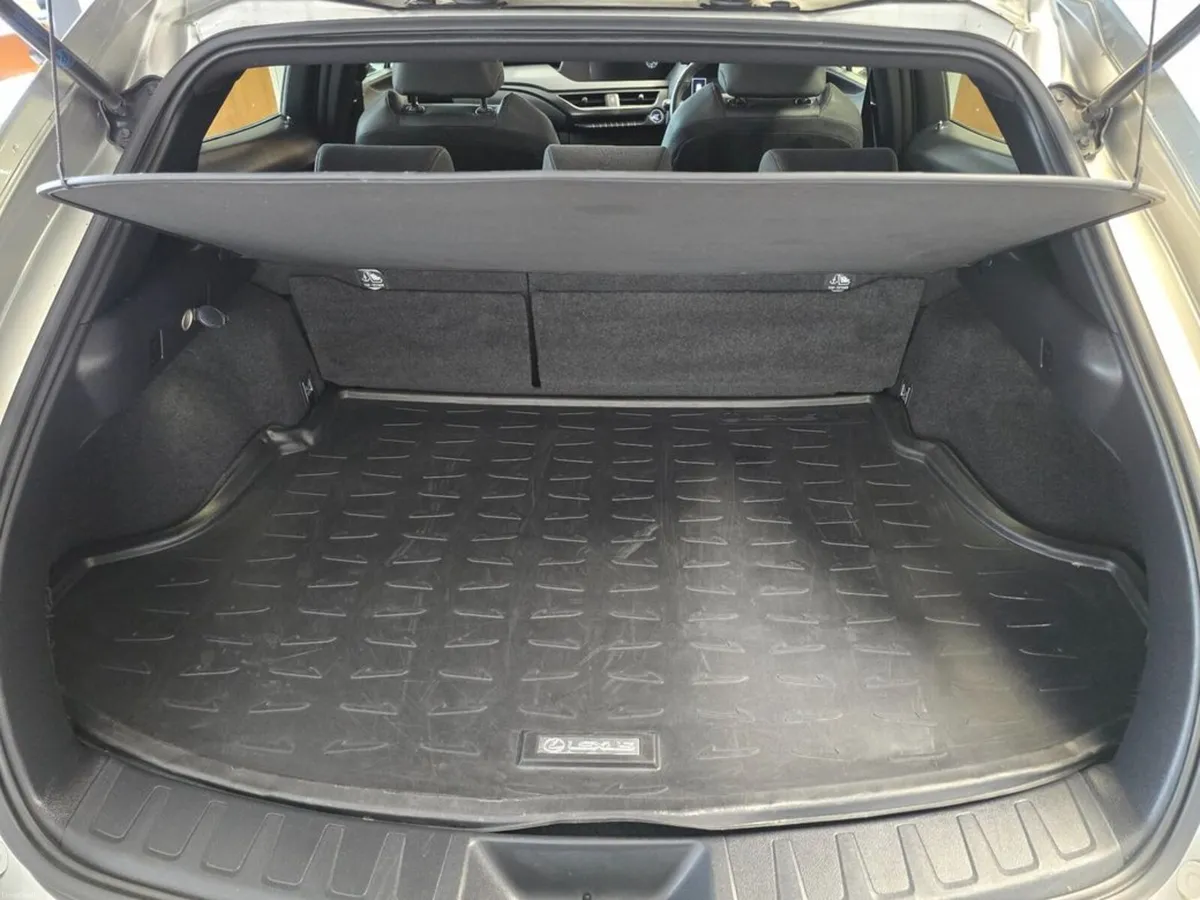 Lexus UX Hybrid Dynamic Automatic - Image 6