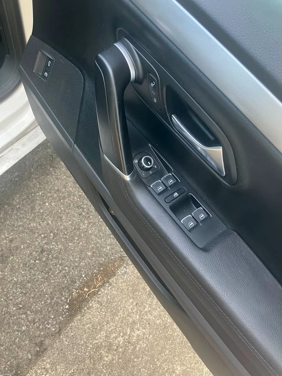 Volkswagen Passat 2011 - Image 3
