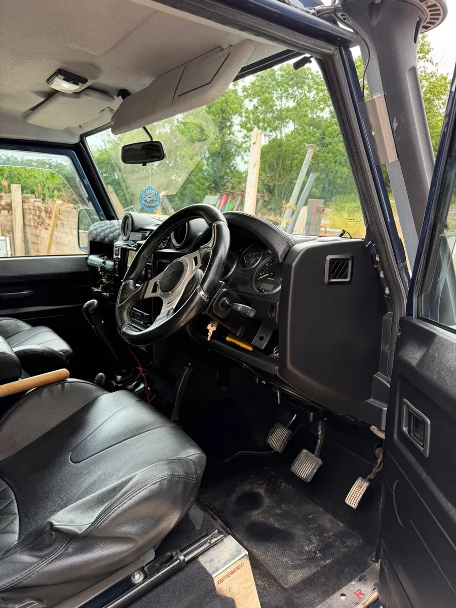 Land Rover Defender - Image 4
