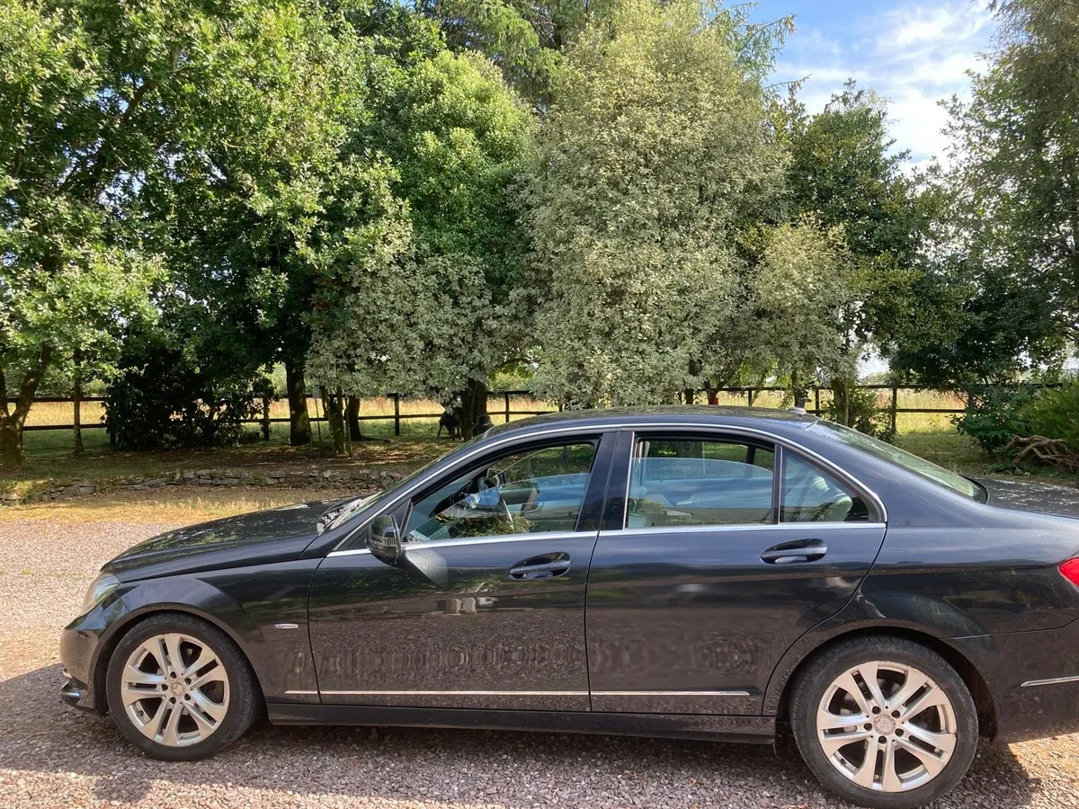 2011 Mercedes Benz C200 in excellent condition - Image 4