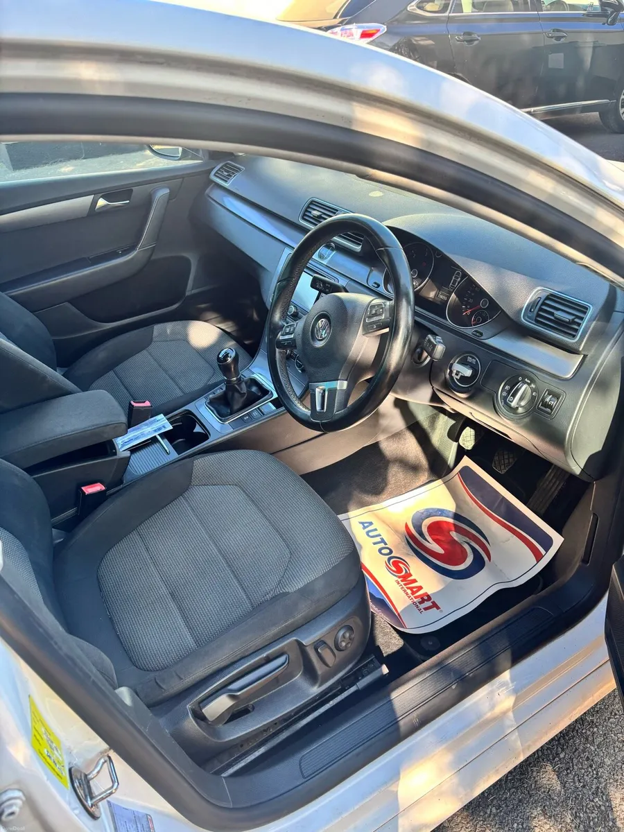 131 Volkswagen Passat 1.6L - Image 5