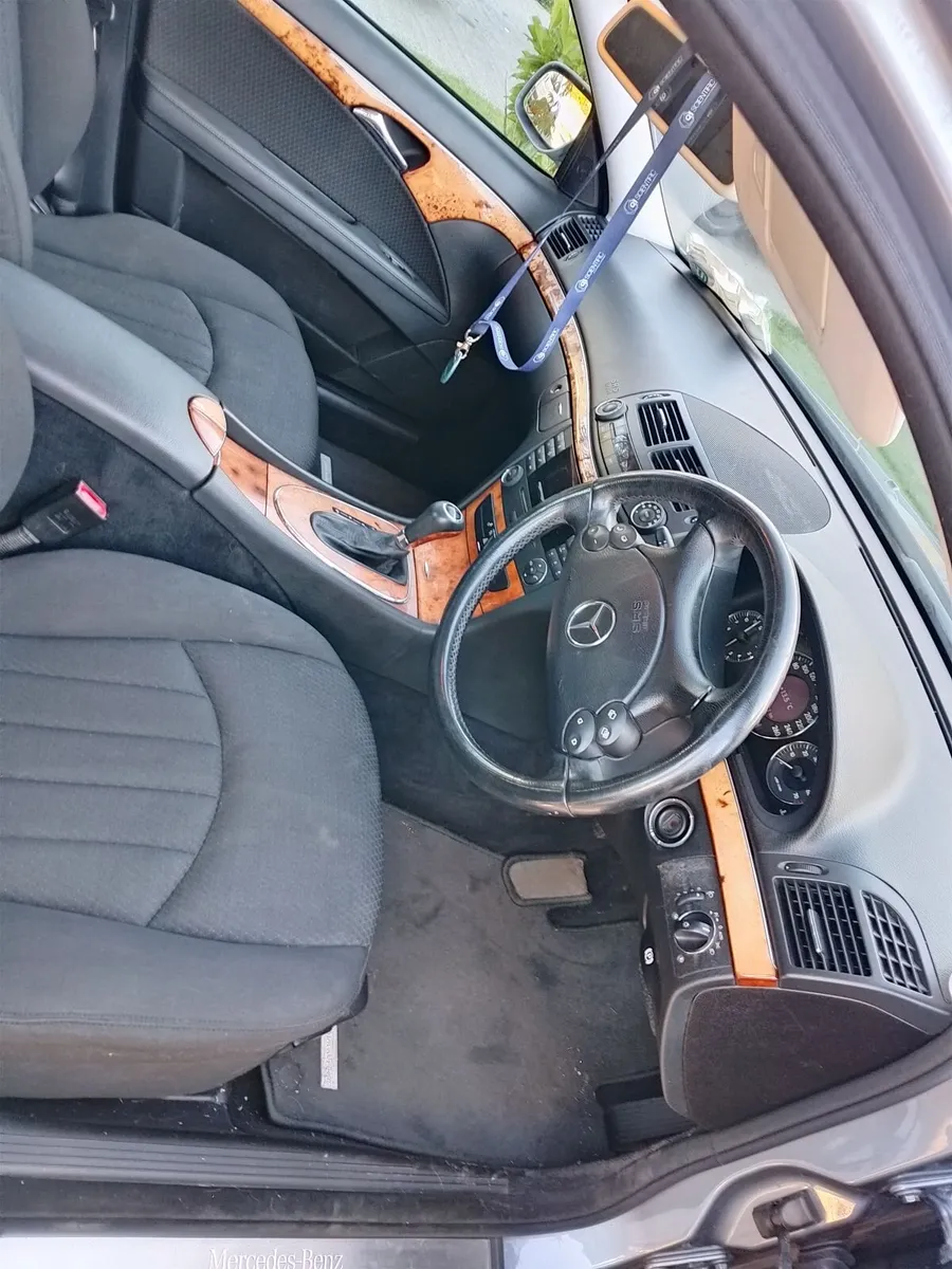 Mercedes-Benz E-Class 2006 - Image 2
