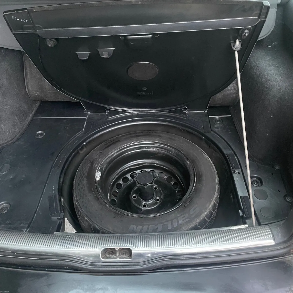 Volkswagen Passat 2004 - Image 4