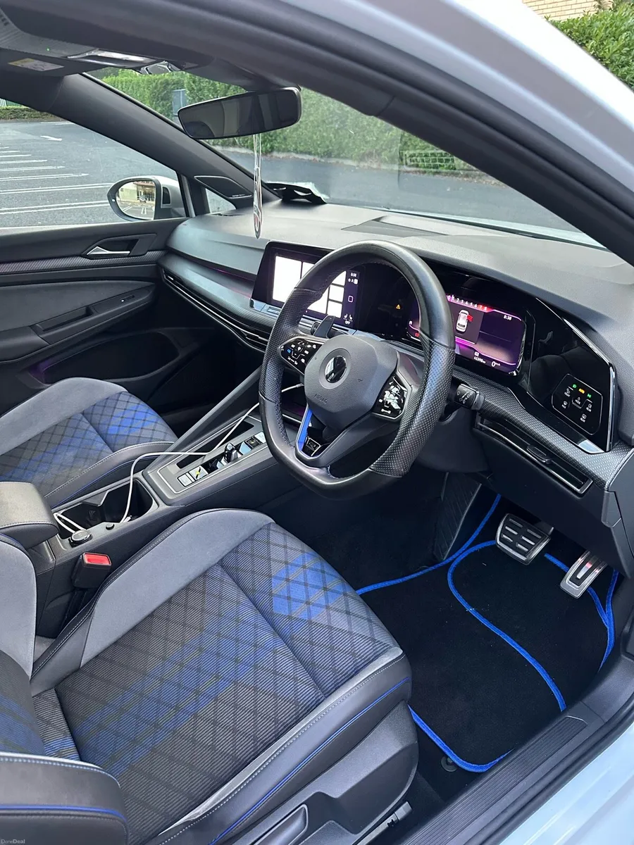 221 Volkswagen Golf R - Image 2