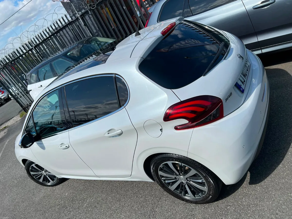 2016 PEUGEOT 208 GLASS ROOF Automatic - Image 5