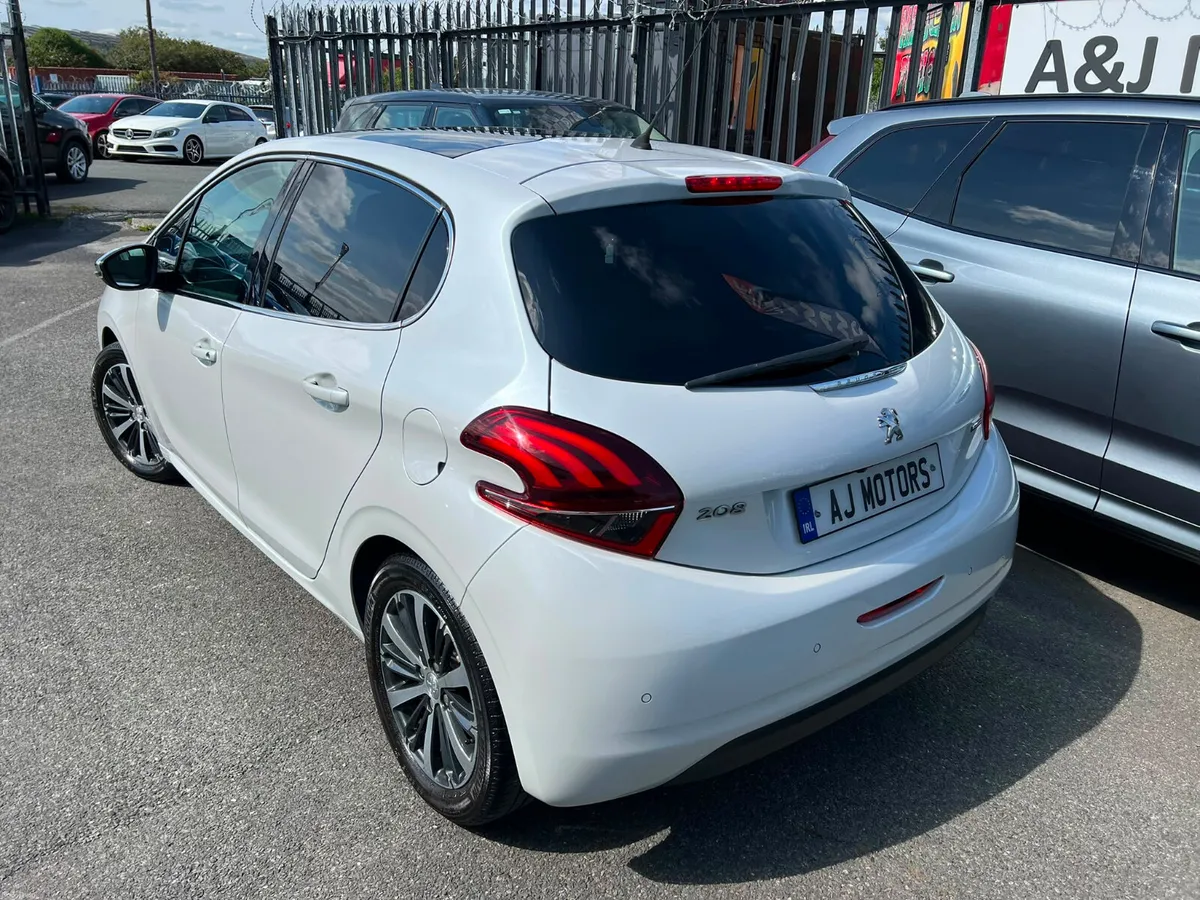 2016 PEUGEOT 208 GLASS ROOF Automatic - Image 4