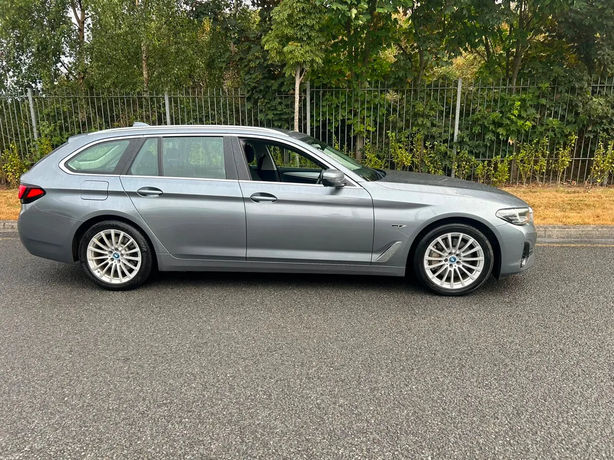 BMW 5-Series 2022 ESTATE 1 OWNER - Image 2