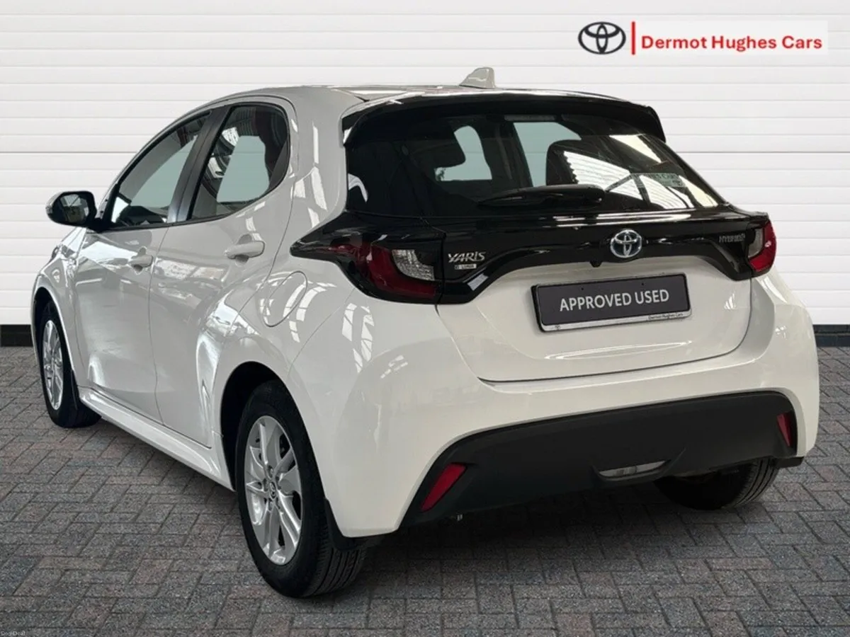 Toyota Yaris HYBRID LUNA AUTO - Image 2