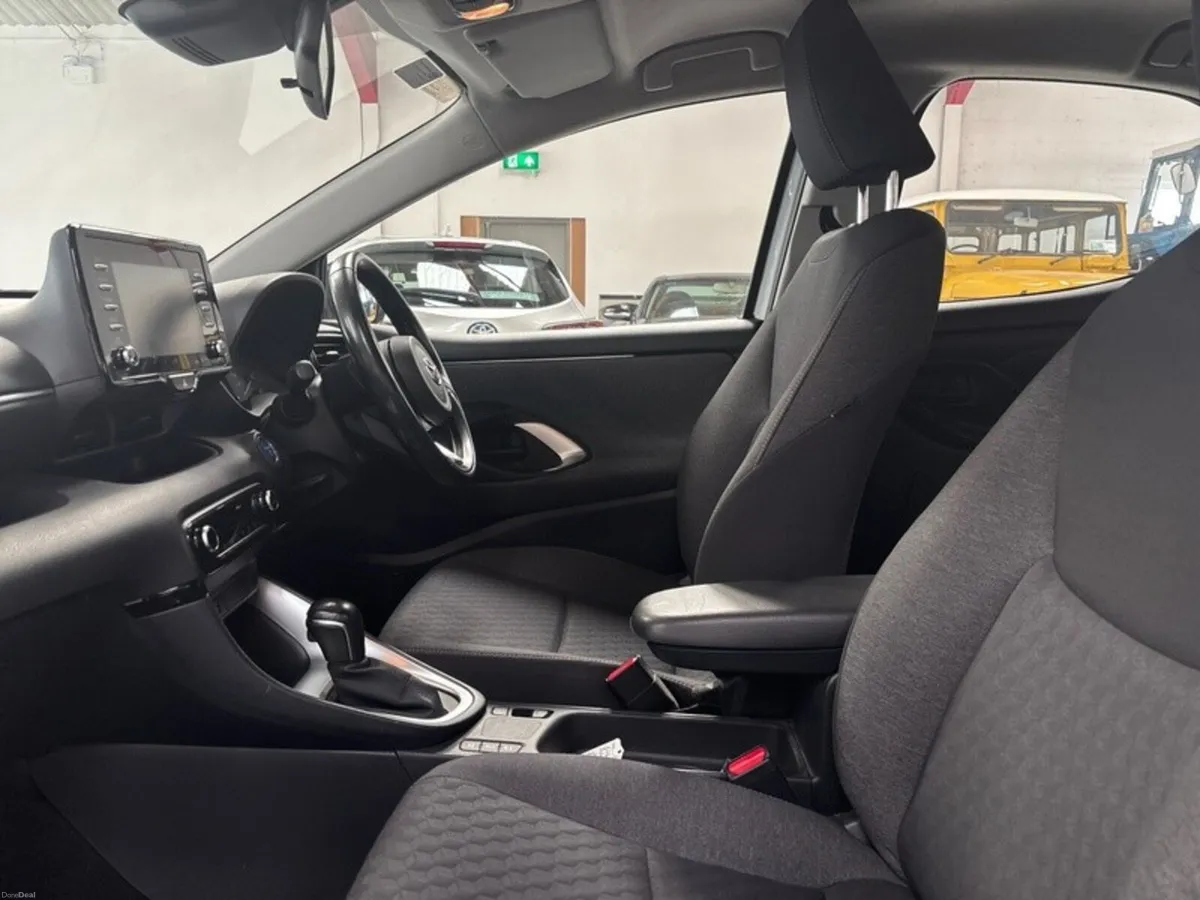 Toyota Yaris HYBRID LUNA AUTO - Image 6