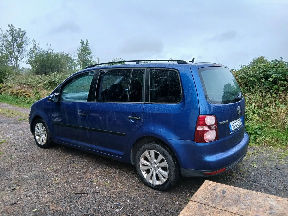 Volkswagen Touran 2010 - Image 2