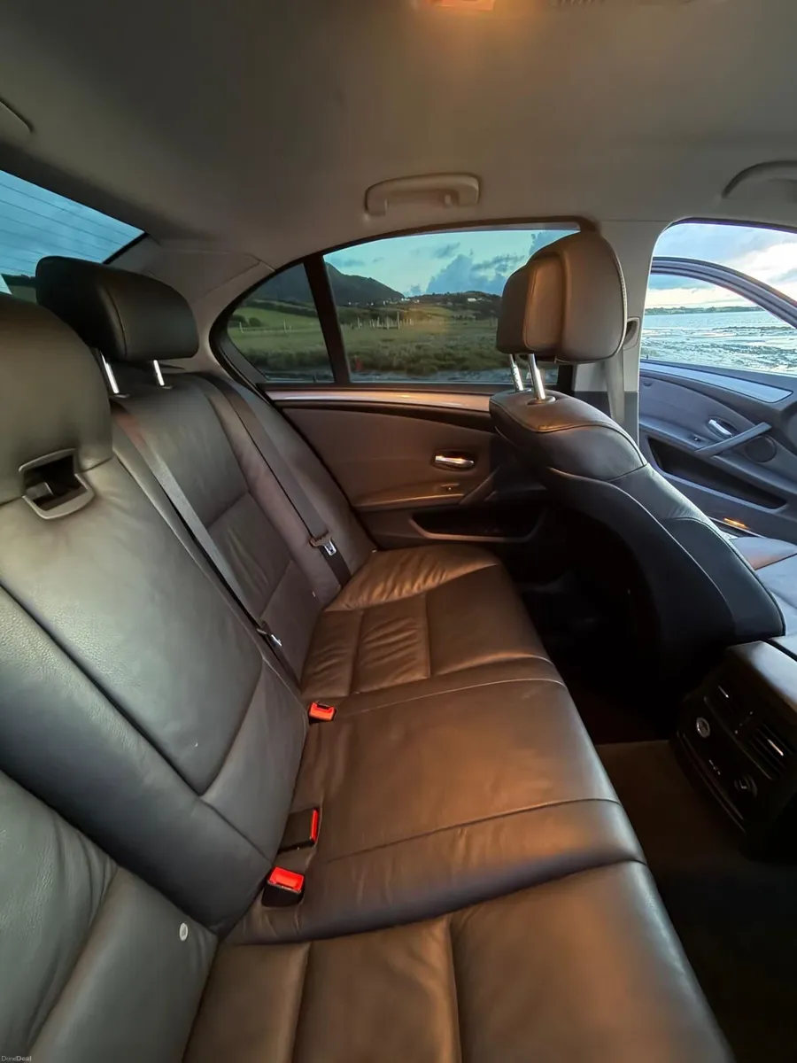 BMW 5-Series 2009 - Image 2