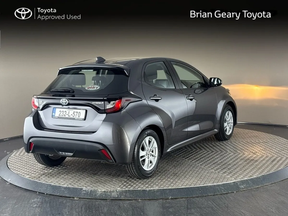 Toyota Yaris HYBRID LUNA - Image 2