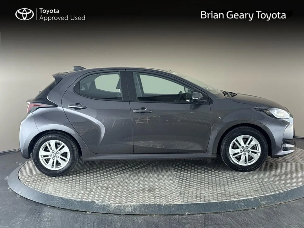 Toyota Yaris HYBRID LUNA - Image 3