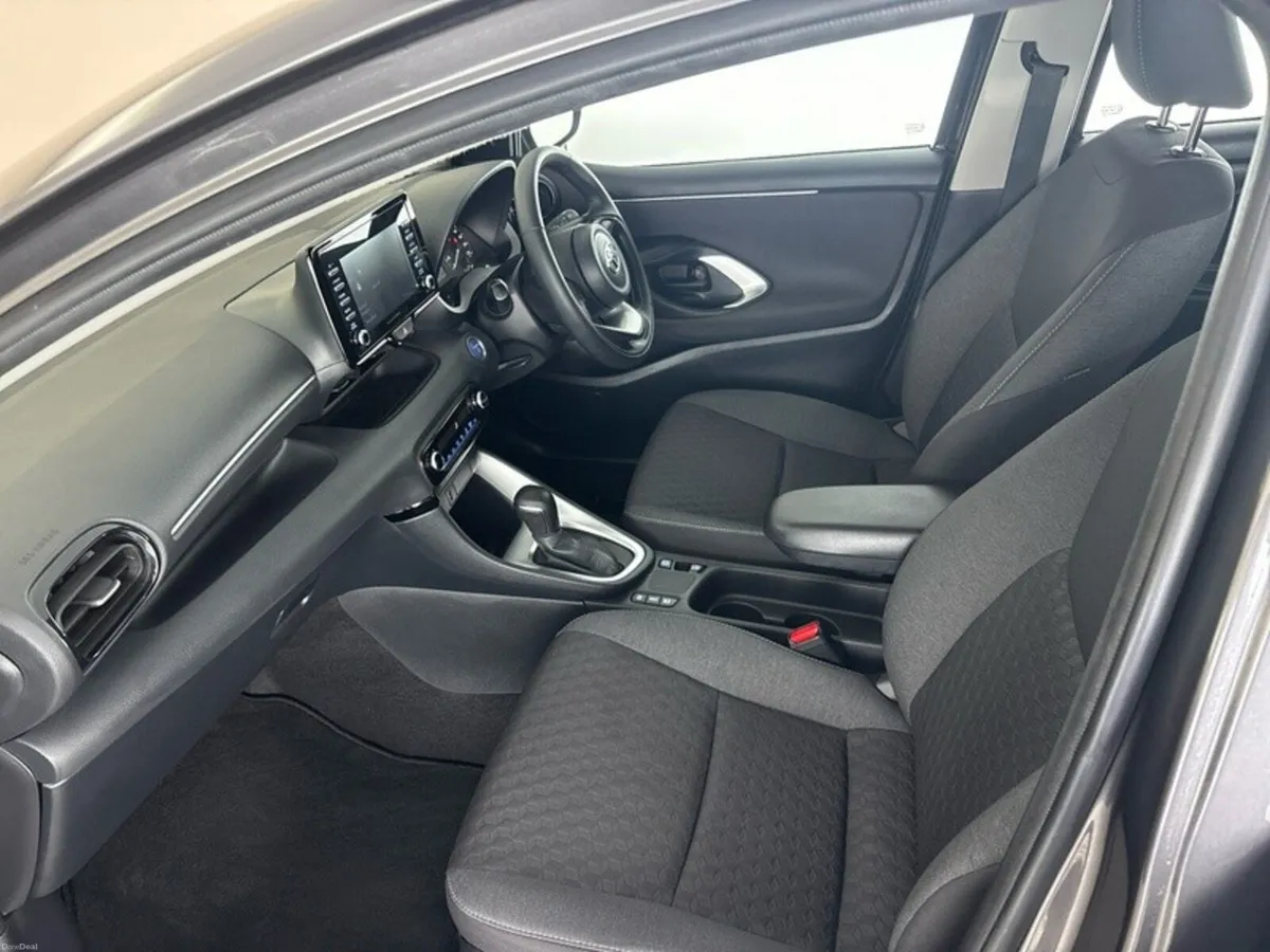 Toyota Yaris HYBRID LUNA - Image 6