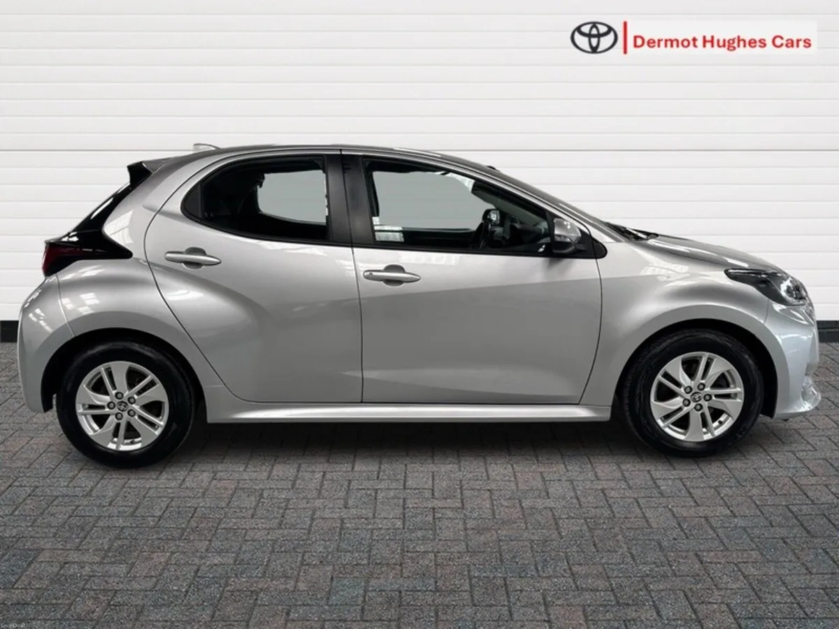 Toyota Yaris HYBRID LUNA AUTO - Image 3