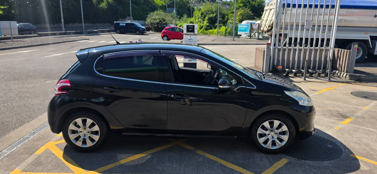 Peugeot 208 AUTOMATIC HIGH SPEC - Image 4