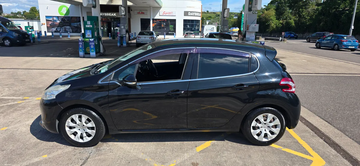 Peugeot 208 AUTOMATIC HIGH SPEC - Image 5
