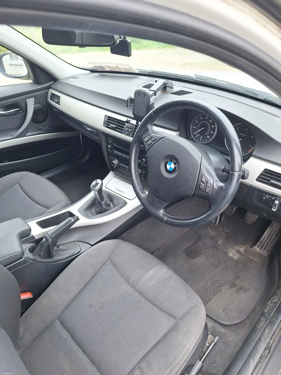 BMW 3-Series 2011 - Image 6
