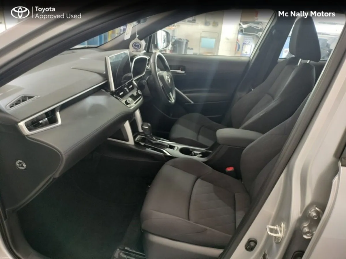 Toyota Corolla Cross 242 SPORT 1.8 HYBRID LOW KMS - Image 6