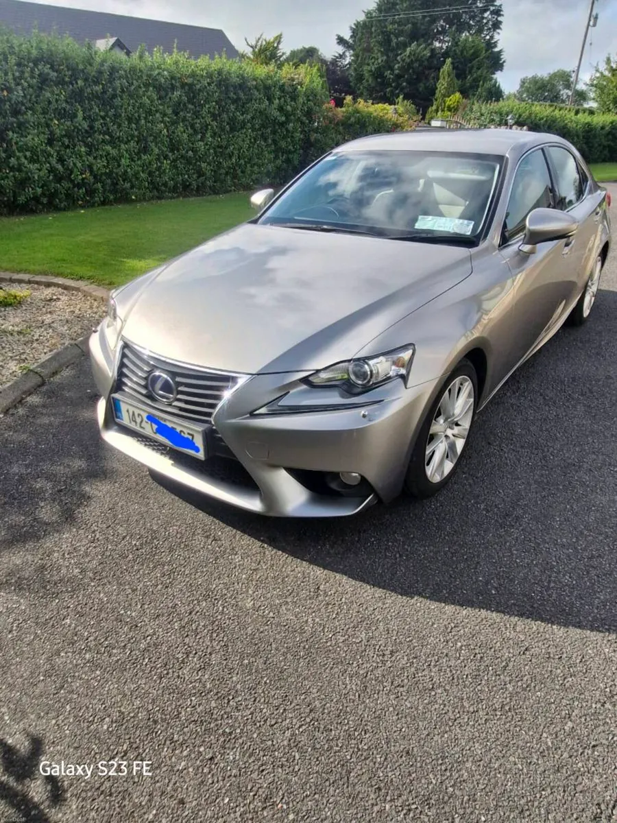 Lexus IS 300h - Image 1