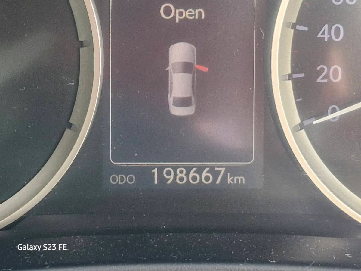 Lexus IS 300h - Image 3
