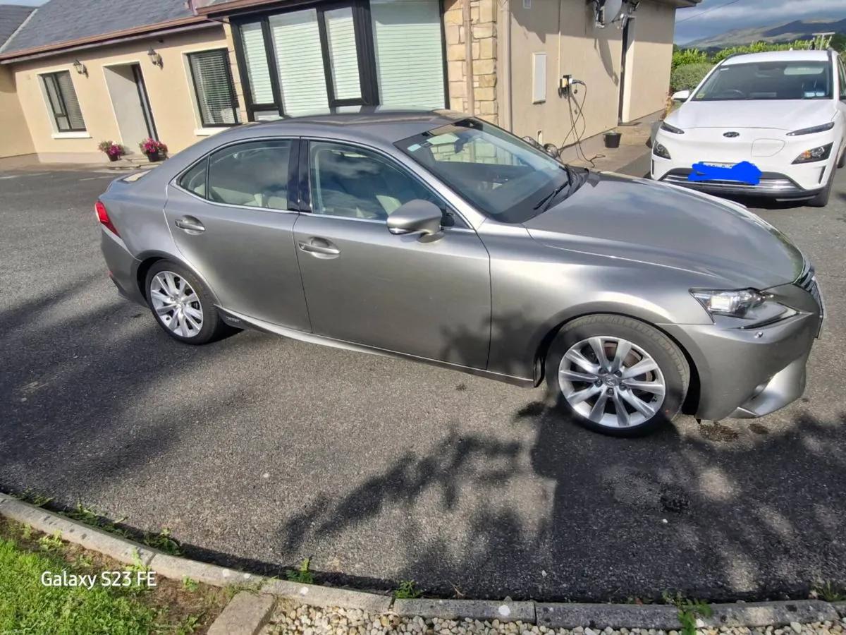 Lexus IS 300h - Image 2
