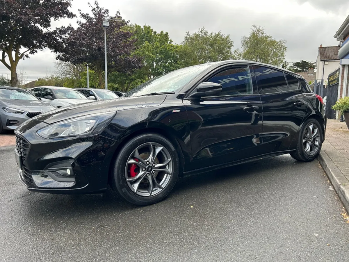 Ford Focus 1.0 T ST-LINE - in Black + ST Detail - - Image 6