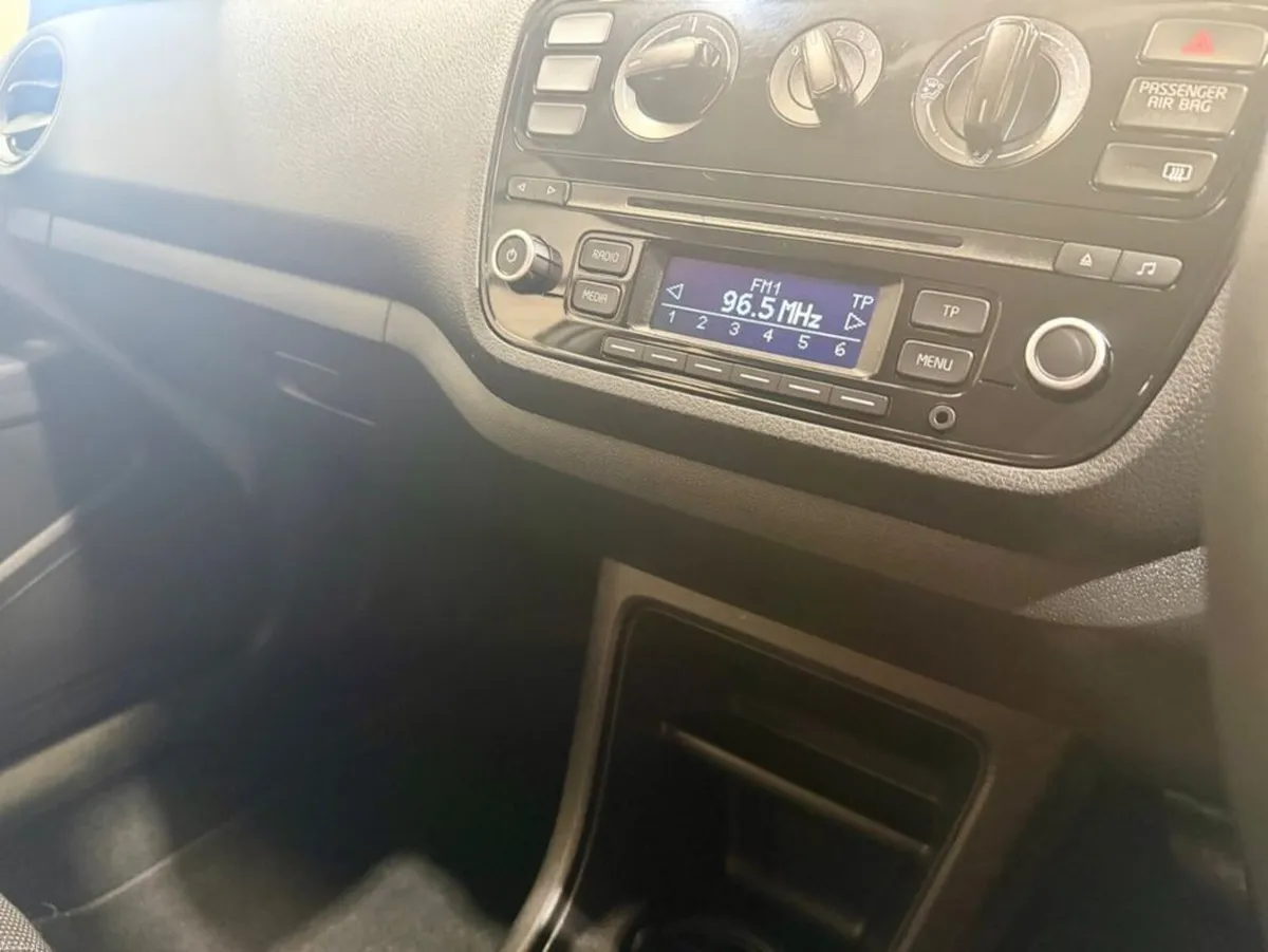 Volkswagen up! TAKE 1.0 MANUAL 5SPEED 75HP 5DR - Image 5
