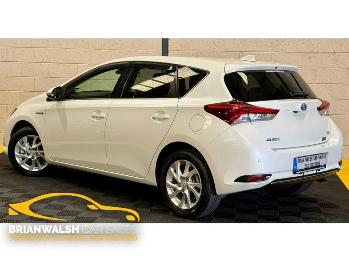 Toyota Auris Hybrid - Image 2