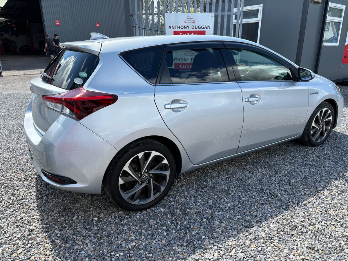 2017 Toyota Auris hybrid - Image 3