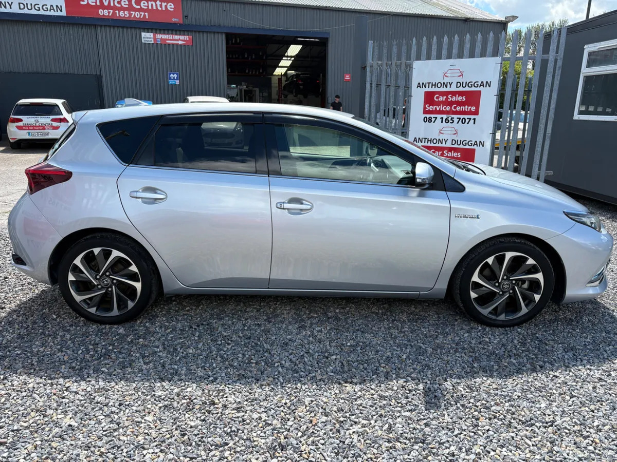 2017 Toyota Auris hybrid - Image 2